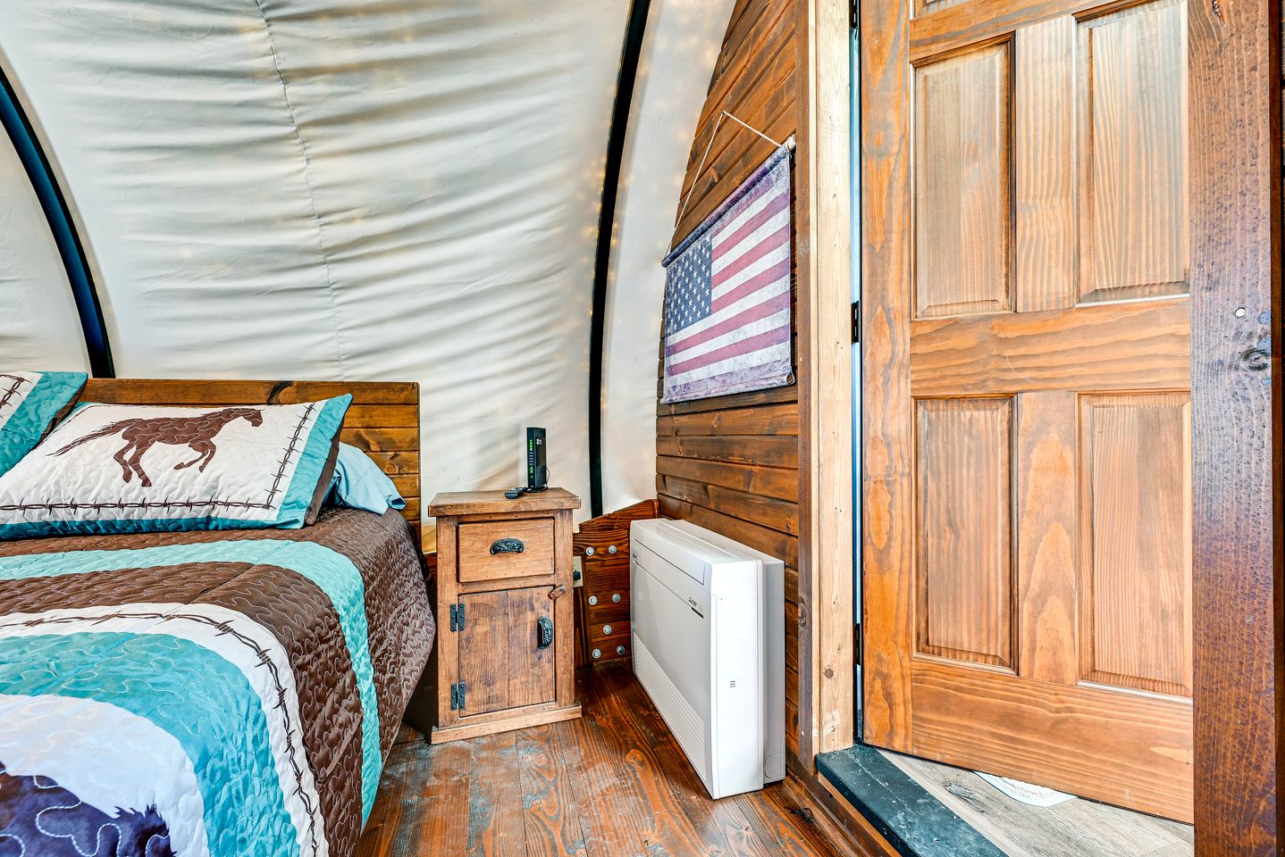 Charming Covered Wagon on Live Petting Zoo for Memorable Family Glamping Stays in Brownsville, Kentucky