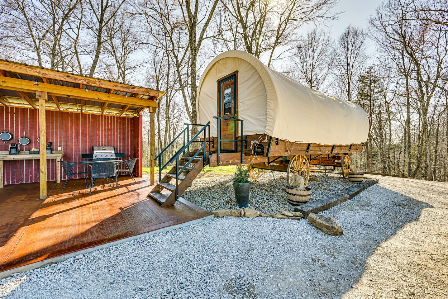 Charming Covered Wagon on Live Petting Zoo for Memorable Family Glamping Stays in Brownsville, Kentucky