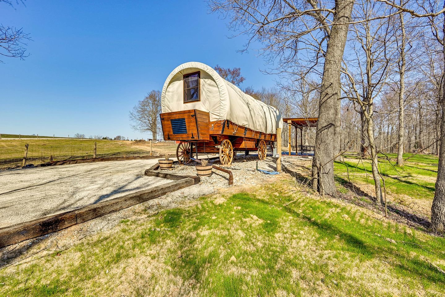 Charming Covered Wagon on Live Petting Zoo for Memorable Family Glamping Stays in Brownsville, Kentucky