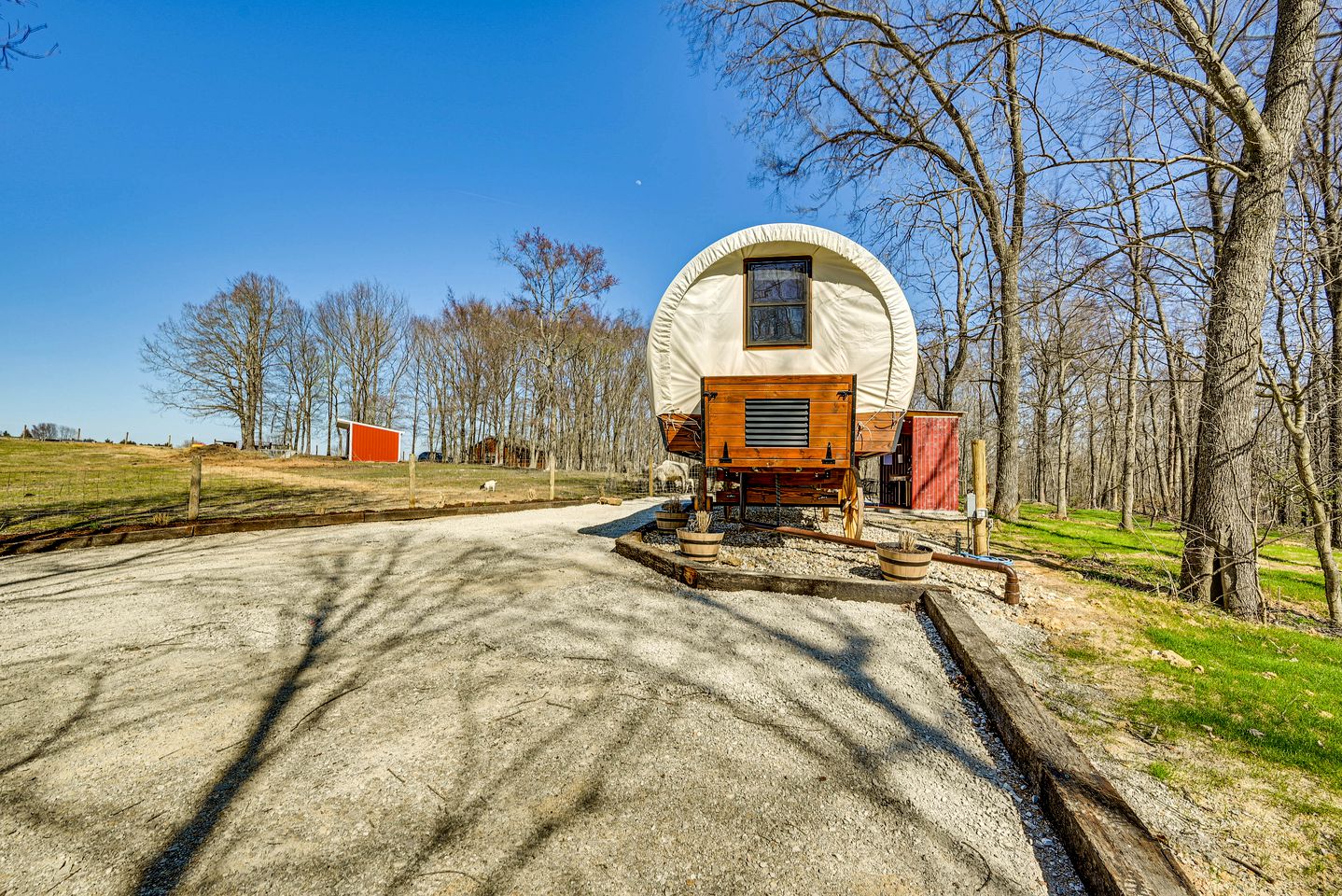 Charming Covered Wagon on Live Petting Zoo for Memorable Family Glamping Stays in Brownsville, Kentucky