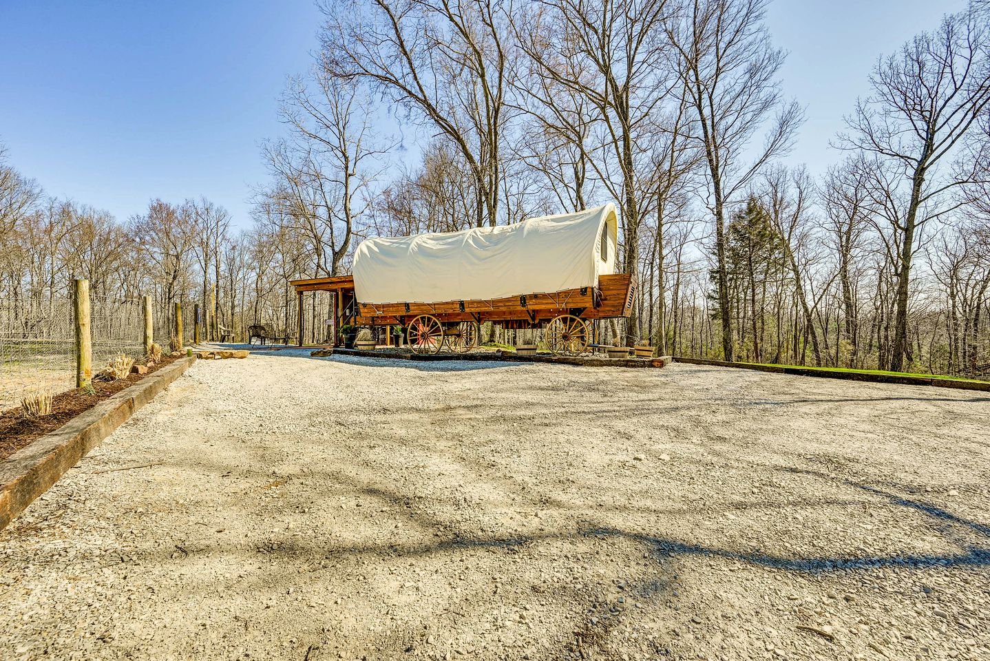 Charming Covered Wagon on Live Petting Zoo for Memorable Family Glamping Stays in Brownsville, Kentucky