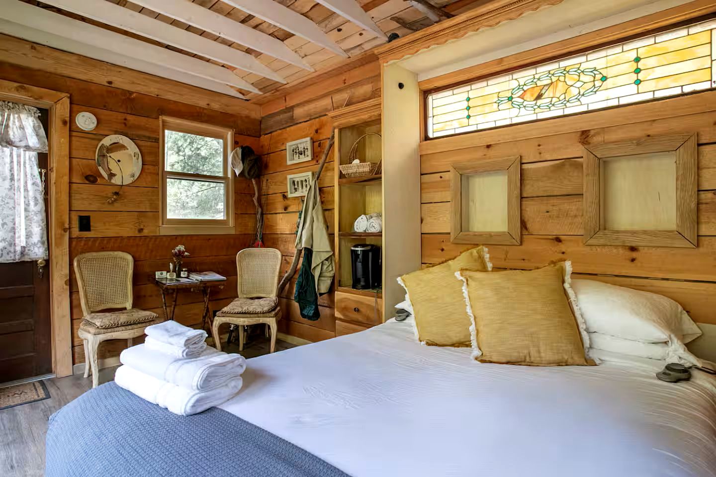 Wonderful Tree House Getaway on the Toccoa River, for Glamping in Suches, Georgia