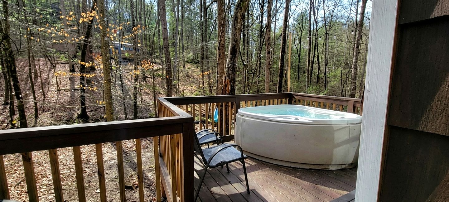 Suches Glamping Escape in Pet-Friendly Tiny House Rental for Two