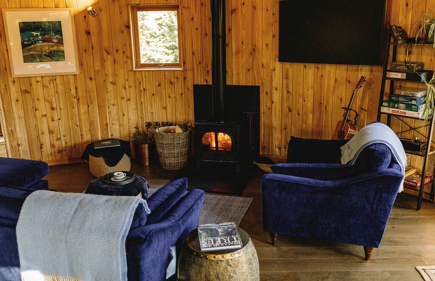 Impressive Treehouse with Gorgeous Indoor and Outdoor with Sauna, Jacuzzi and Luxurious Equipped Deck in UK