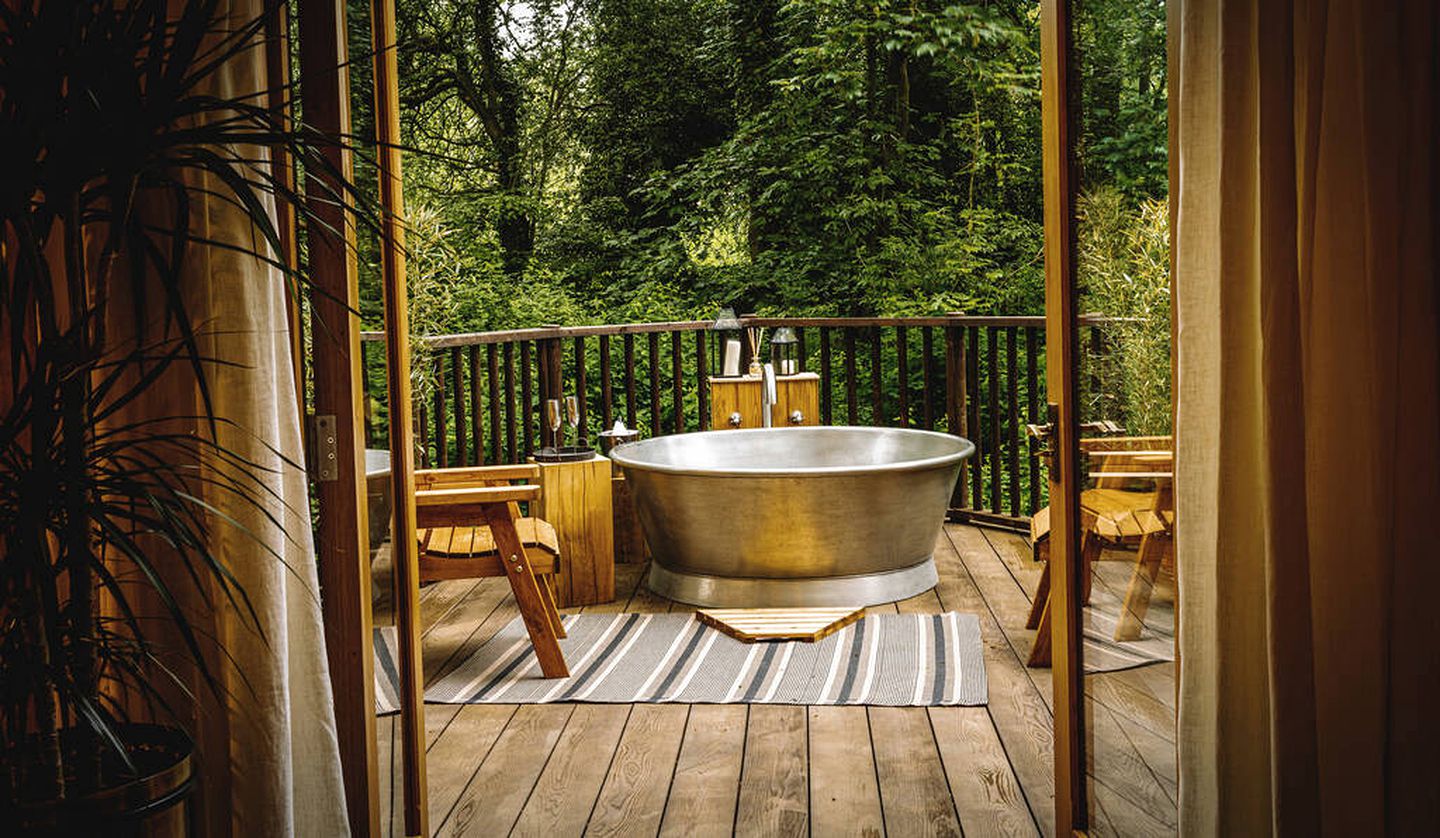 Impressive Treehouse with Gorgeous Indoor and Outdoor with Sauna, Jacuzzi and Luxurious Equipped Deck in UK
