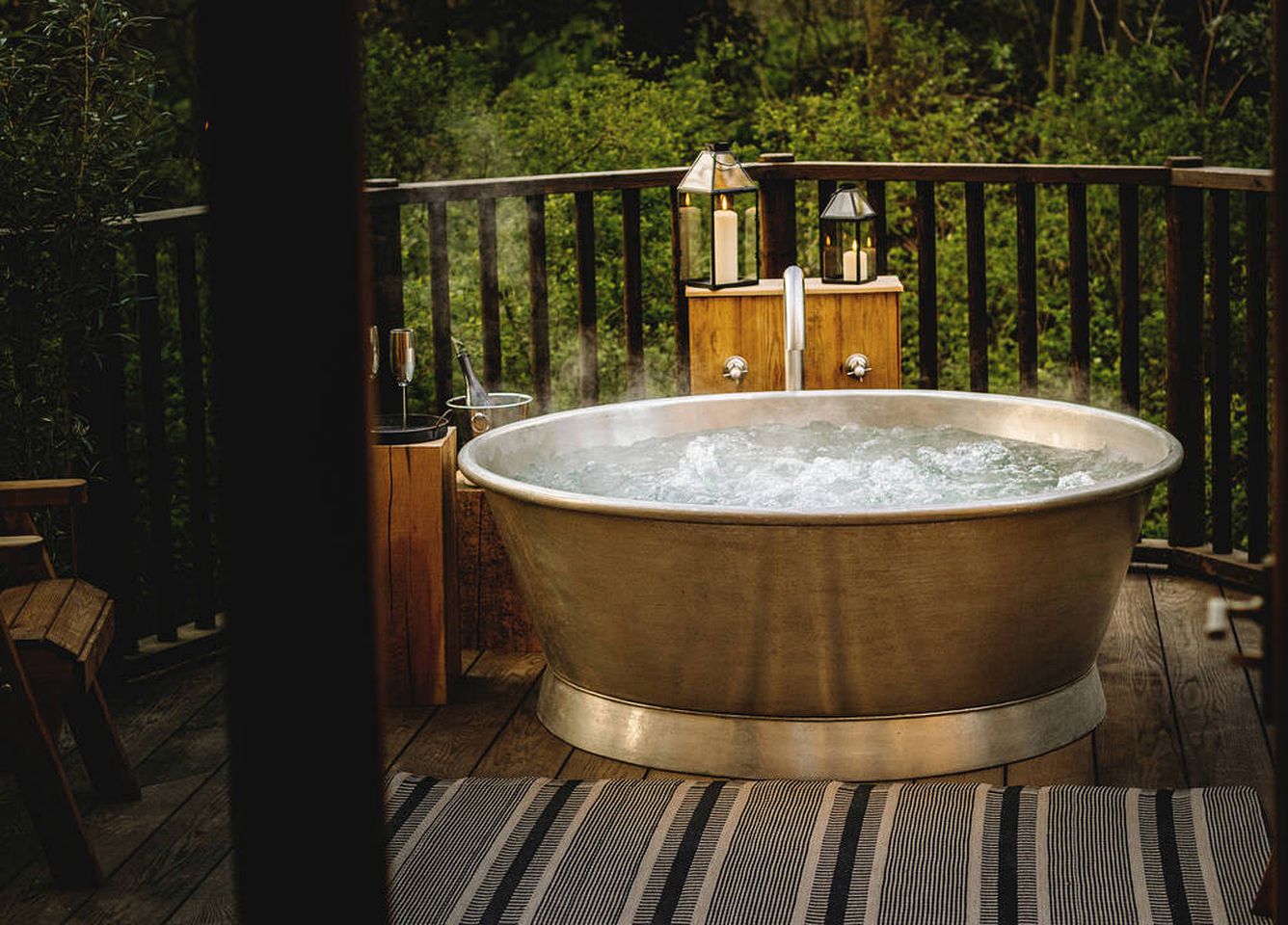 Impressive Treehouse with Gorgeous Indoor and Outdoor with Sauna, Jacuzzi and Luxurious Equipped Deck in UK