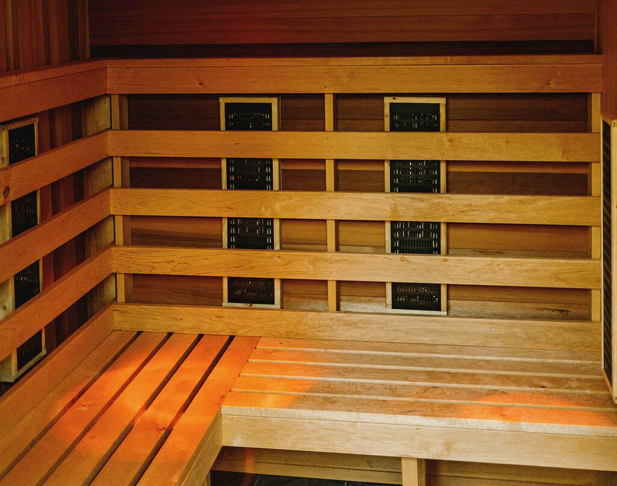 Impressive Treehouse with Gorgeous Indoor and Outdoor with Sauna, Jacuzzi and Luxurious Equipped Deck in UK