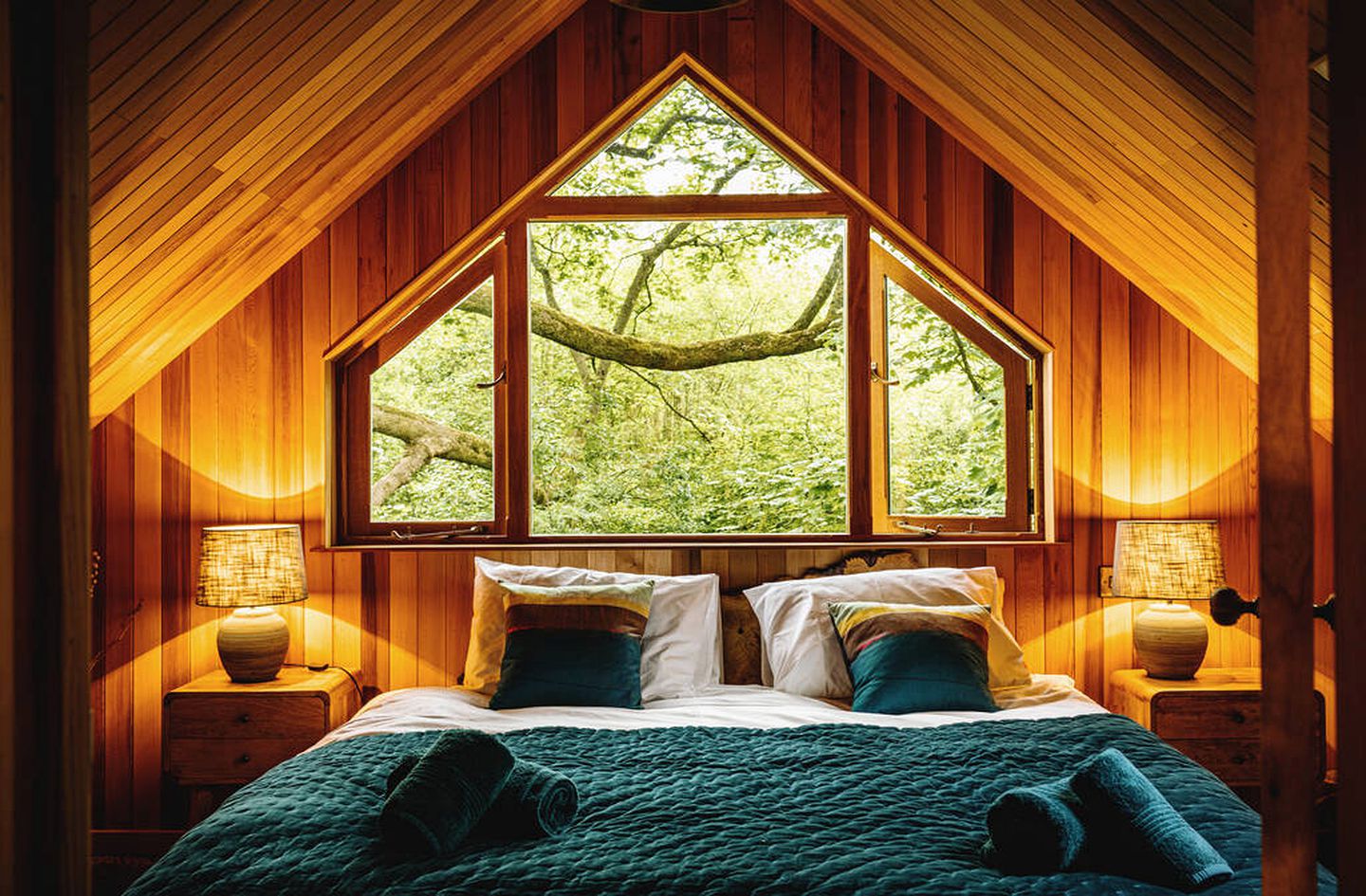 Impressive Treehouse with Gorgeous Indoor and Outdoor with Sauna, Jacuzzi and Luxurious Equipped Deck in UK