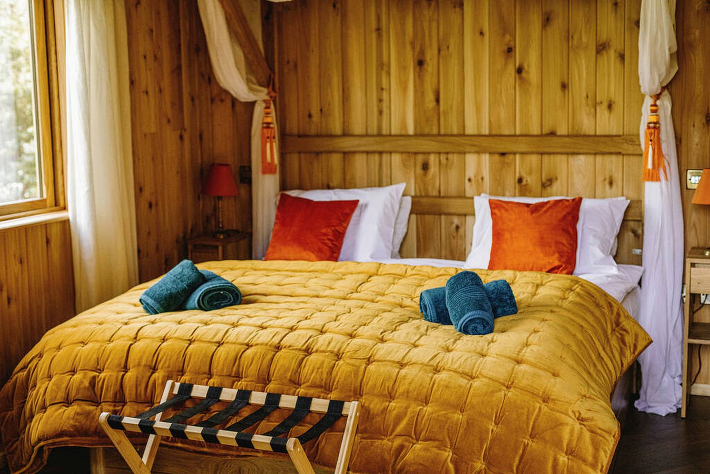 Impressive Treehouse with Gorgeous Indoor and Outdoor with Sauna, Jacuzzi and Luxurious Equipped Deck in UK