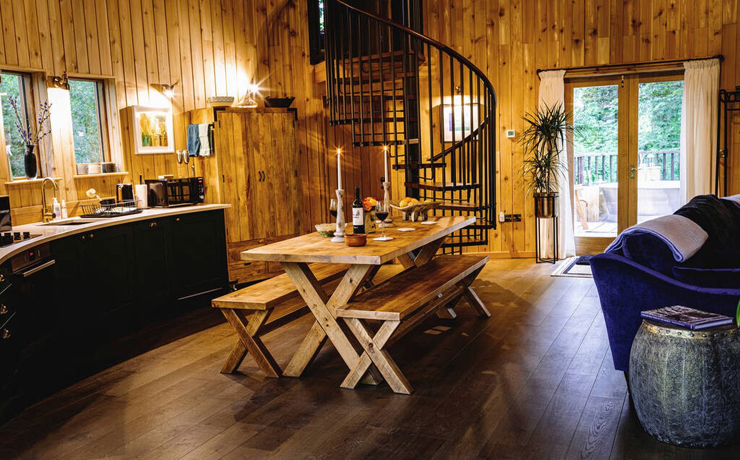 Impressive Treehouse with Gorgeous Indoor and Outdoor with Sauna, Jacuzzi and Luxurious Equipped Deck in UK