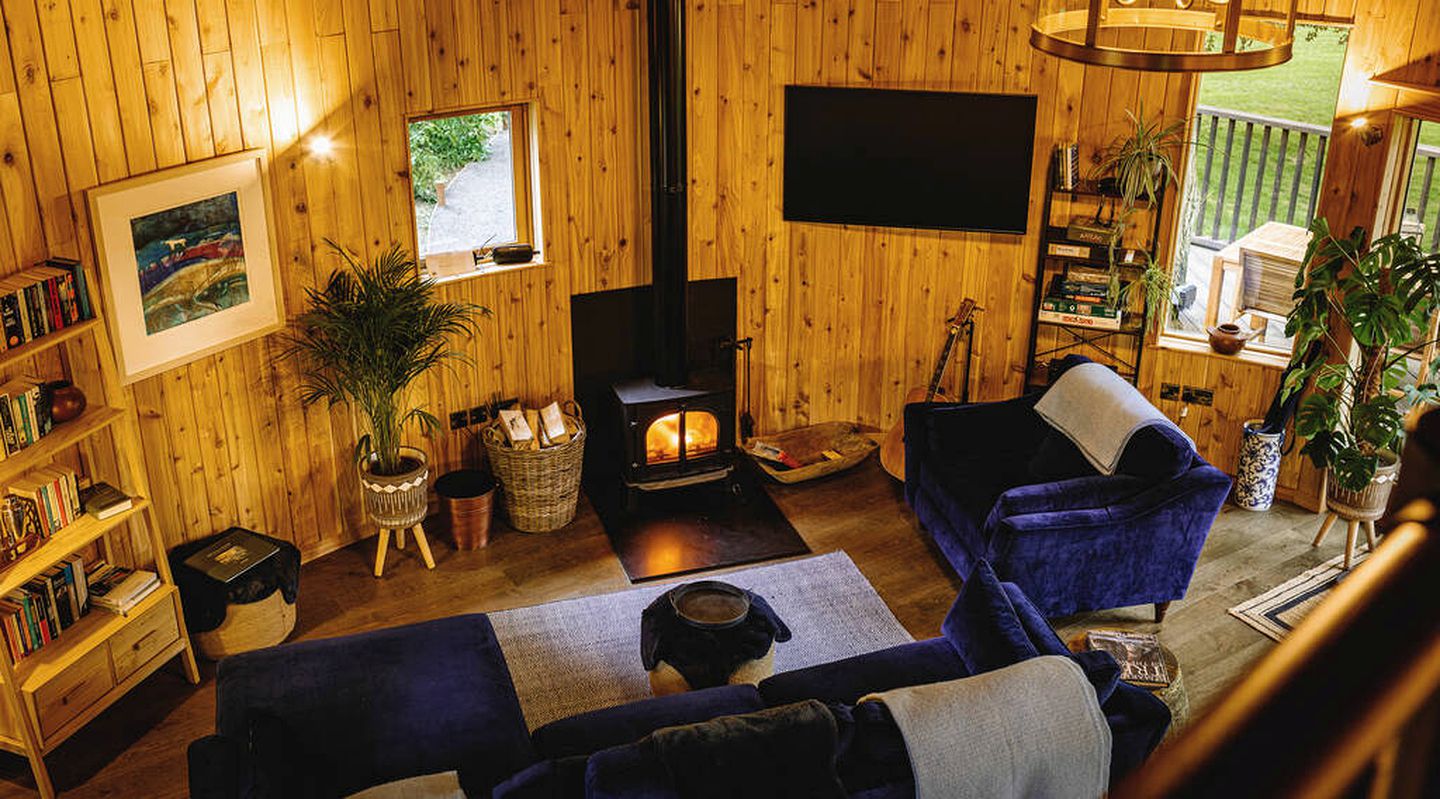 Impressive Treehouse with Gorgeous Indoor and Outdoor with Sauna, Jacuzzi and Luxurious Equipped Deck in UK
