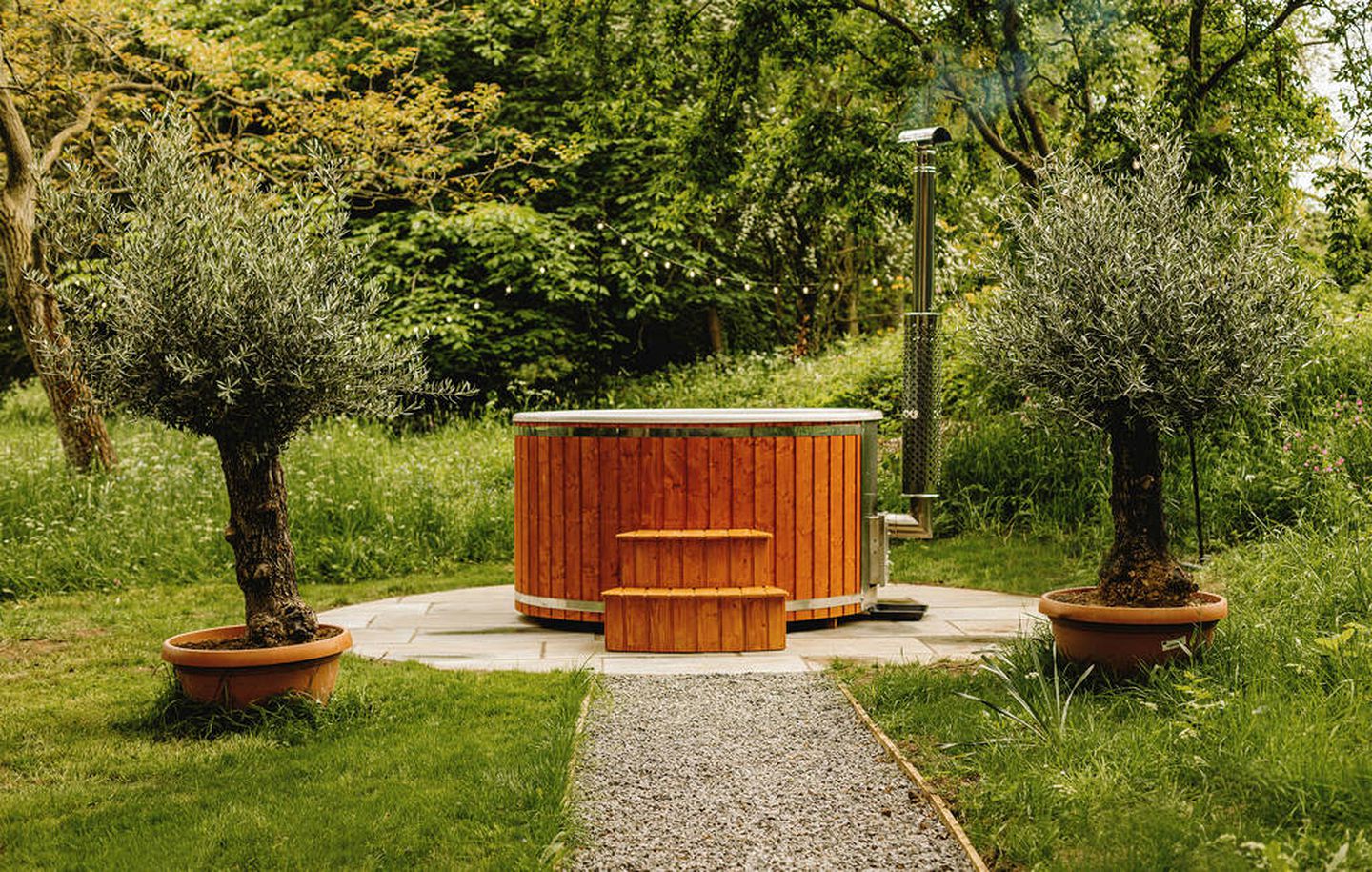 Impressive Treehouse with Gorgeous Indoor and Outdoor with Sauna, Jacuzzi and Luxurious Equipped Deck in UK