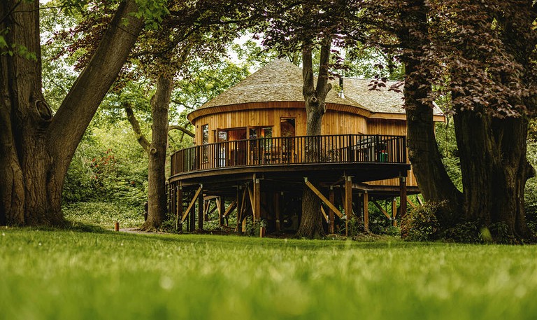 Impressive Treehouse with Gorgeous Indoor and Outdoor with Sauna, Jacuzzi and Luxurious Equipped Deck in UK