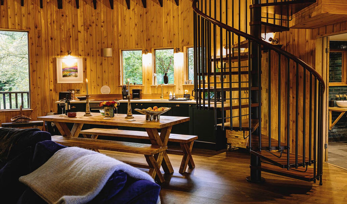 Impressive Treehouse with Gorgeous Indoor and Outdoor with Sauna, Jacuzzi and Luxurious Equipped Deck in UK