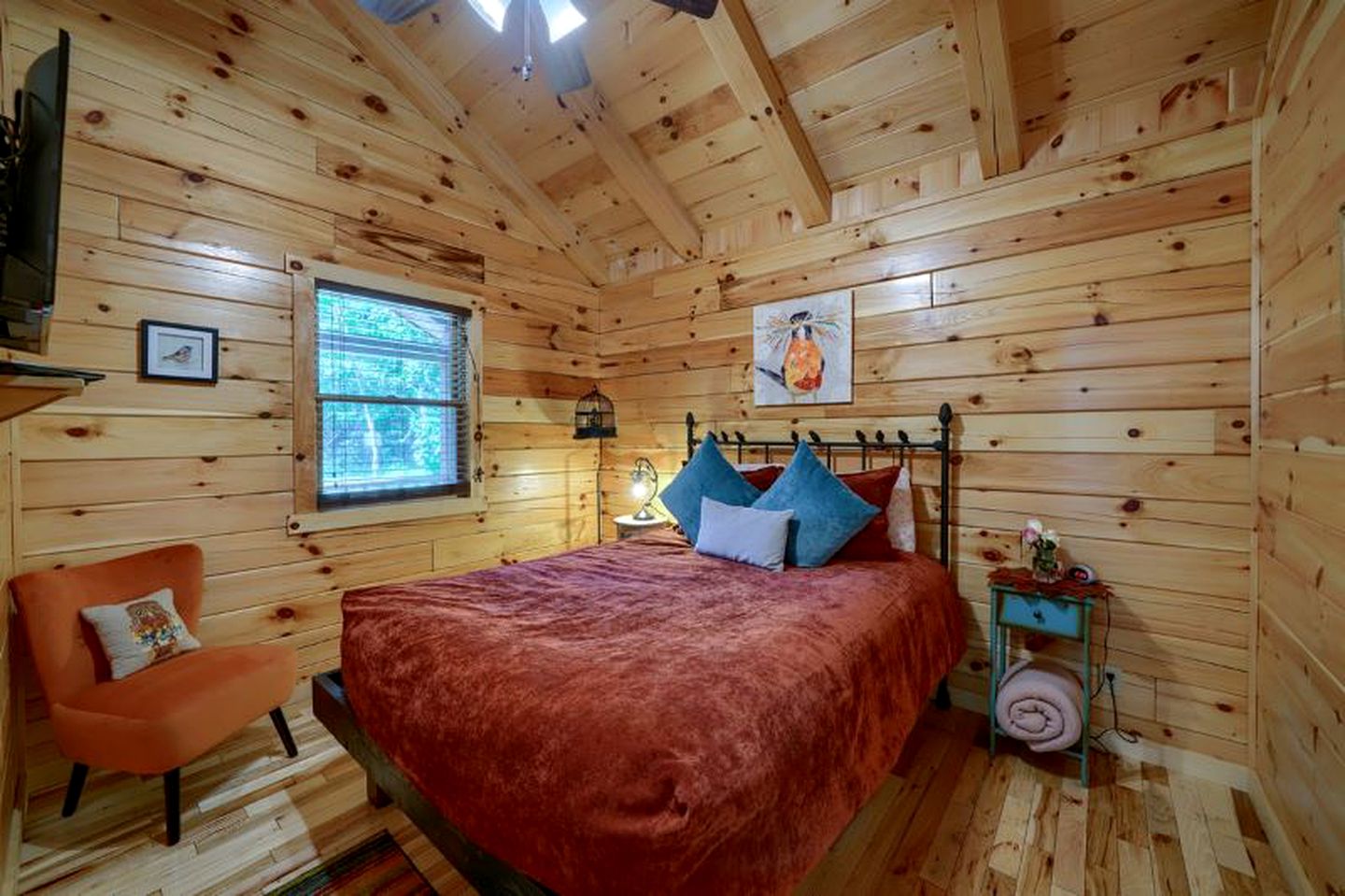 Romantic Getaways in Logan, Ohio, in this Fully-Equipped Log Cabin with Hot Tub