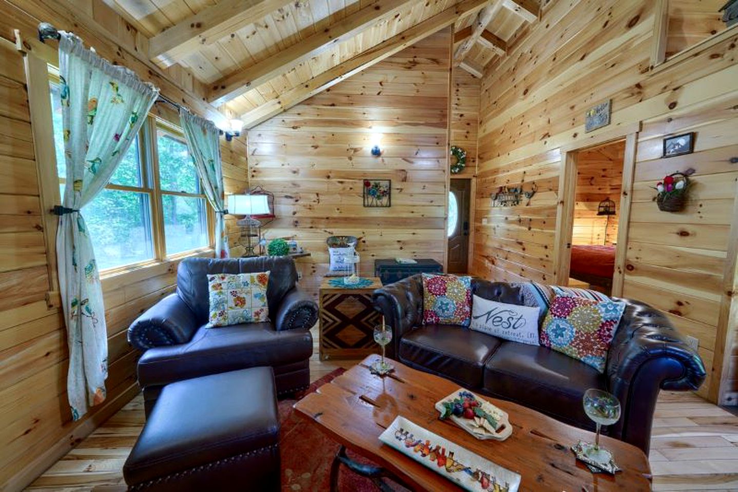 Romantic Getaways in Logan, Ohio, in this Fully-Equipped Log Cabin with Hot Tub