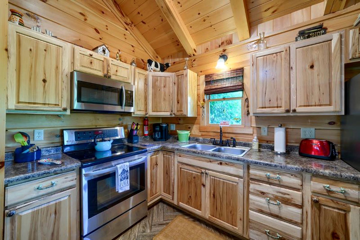 Romantic Getaways in Logan, Ohio, in this Fully-Equipped Log Cabin with Hot Tub