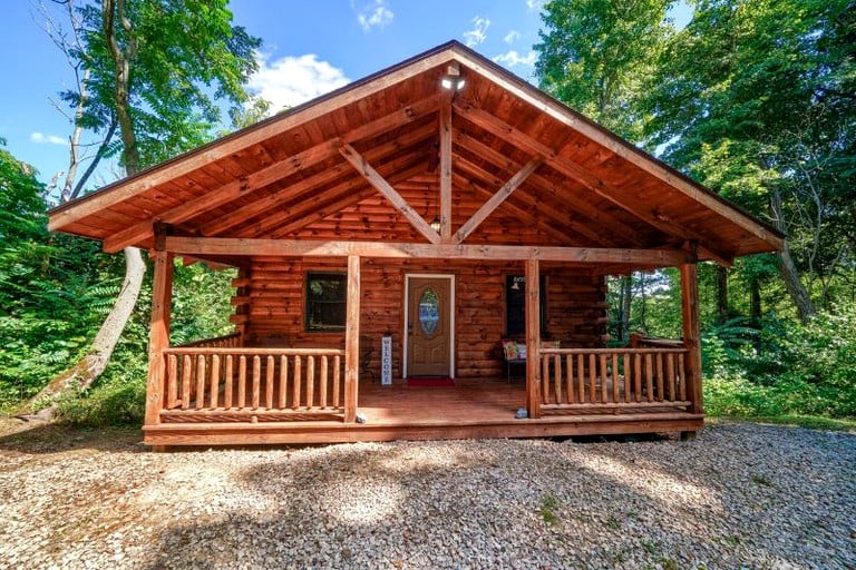 Romantic Getaways in Logan, Ohio, in this Fully-Equipped Log Cabin with Hot Tub