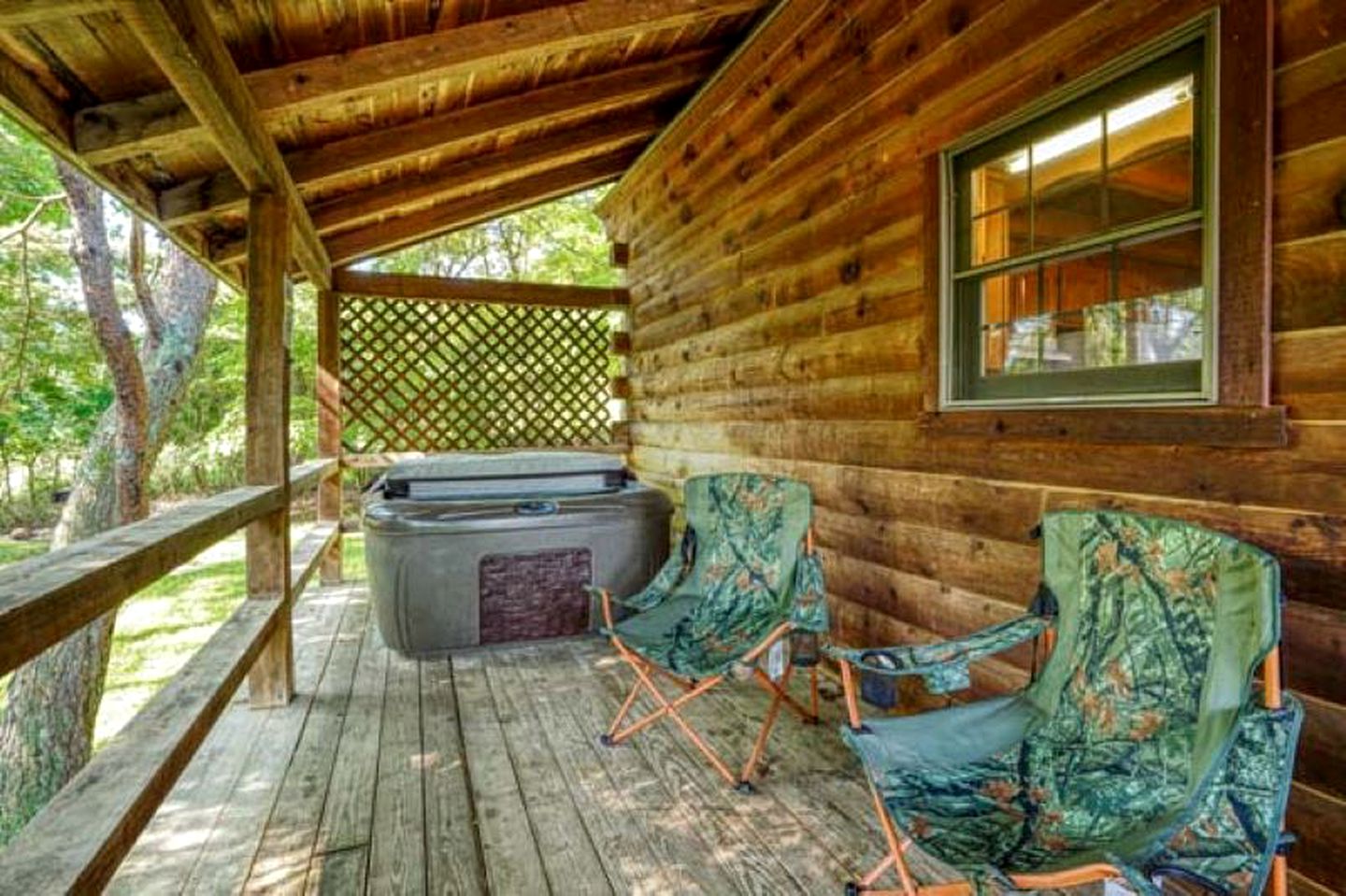 Escape to Logan, Ohio, in this Wonderful Log Cabin for Four with a Hot Tub and Pond