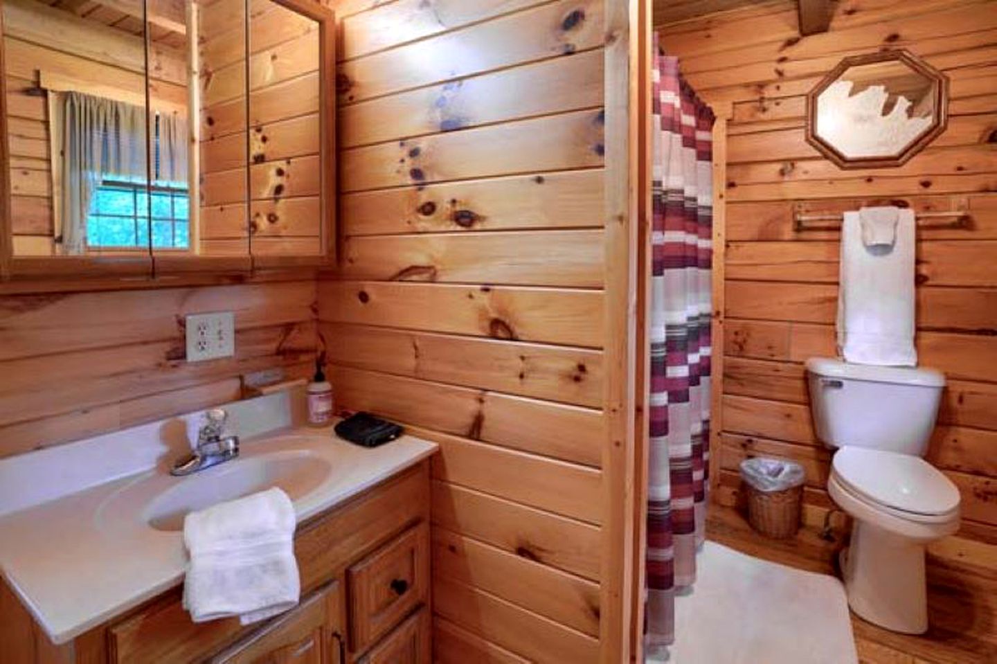 Escape to Logan, Ohio, in this Wonderful Log Cabin for Four with a Hot Tub and Pond