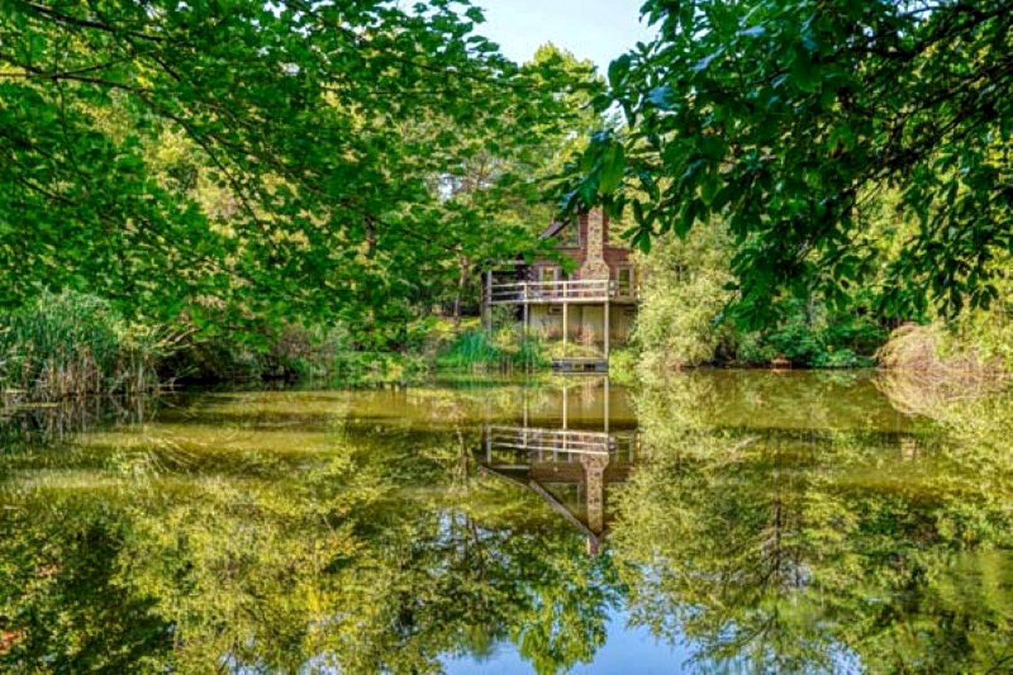 Escape to Logan, Ohio, in this Wonderful Log Cabin for Four with a Hot Tub and Pond