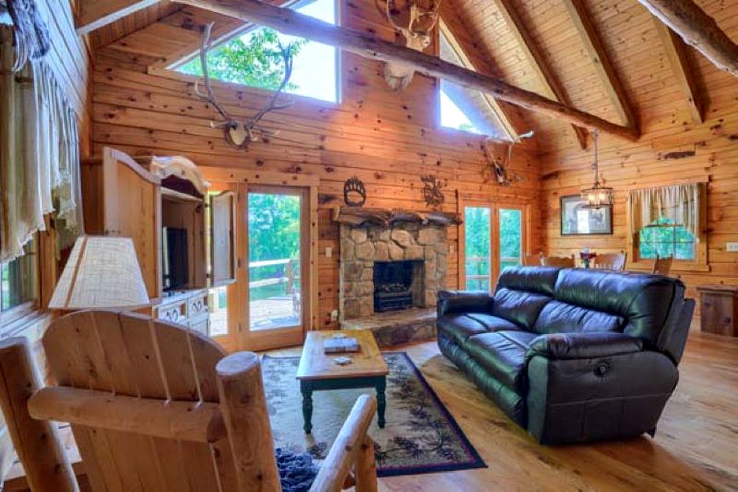 Escape to Logan, Ohio, in this Wonderful Log Cabin for Four with a Hot Tub and Pond