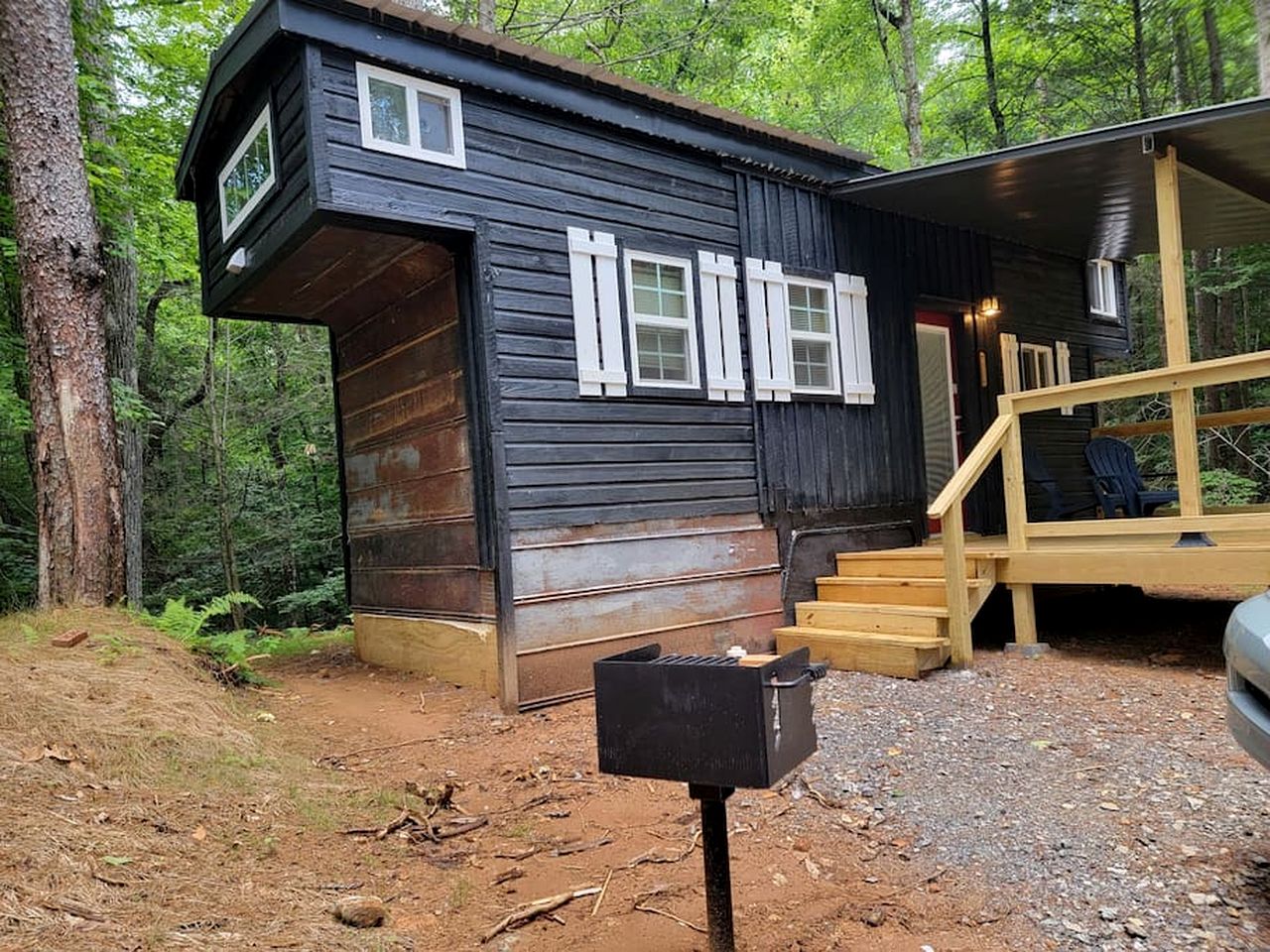Luxury Tiny Home with Hot Tub in Suches - Perfect for Intimate Getaways in Georgia
