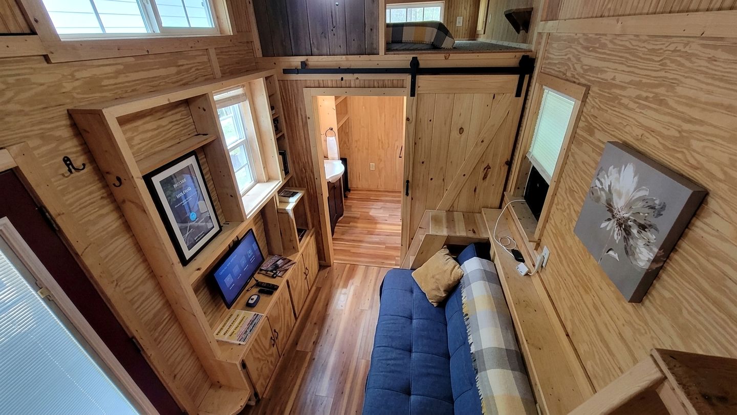 Luxury Tiny Home with Hot Tub in Suches - Perfect for Intimate Getaways in Georgia