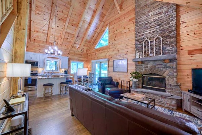 Lovely Cabin Rental in Hocking Hills, for Dreamy Vacations in Logan, Ohio