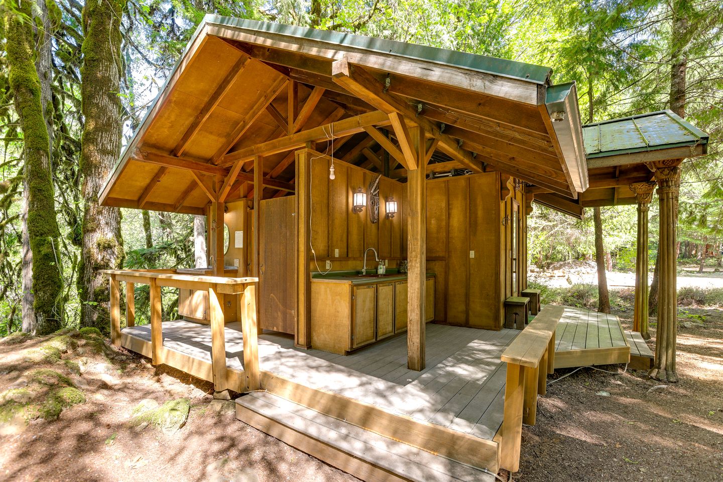 Intimate Creekfront Cabin with Private Sauna near Willamette National Forest