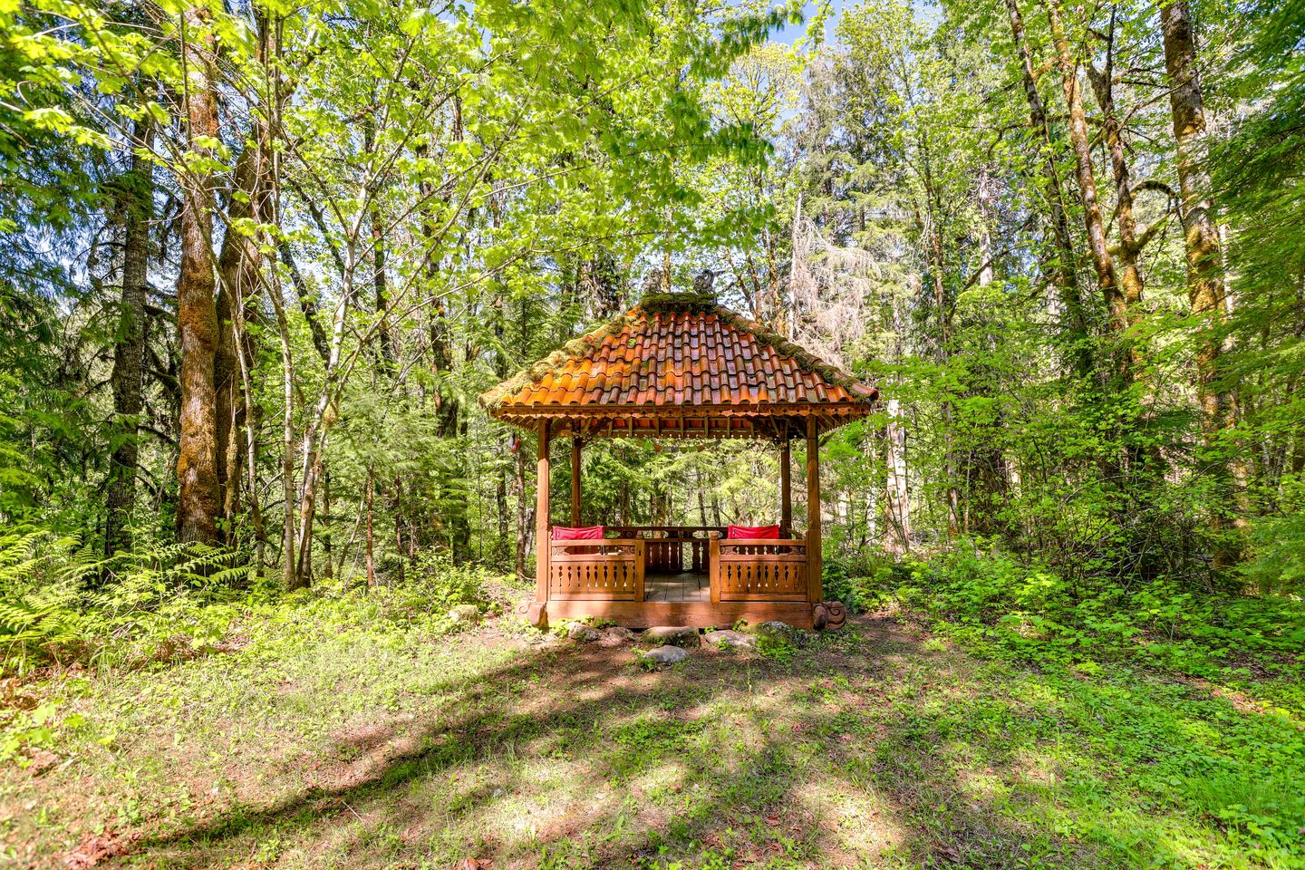 Intimate Creekfront Cabin with Private Sauna near Willamette National Forest