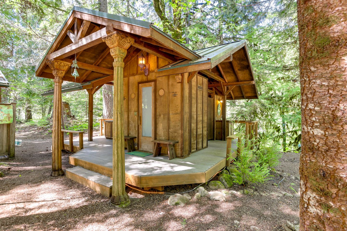 Intimate Creekfront Cabin with Private Sauna near Willamette National Forest