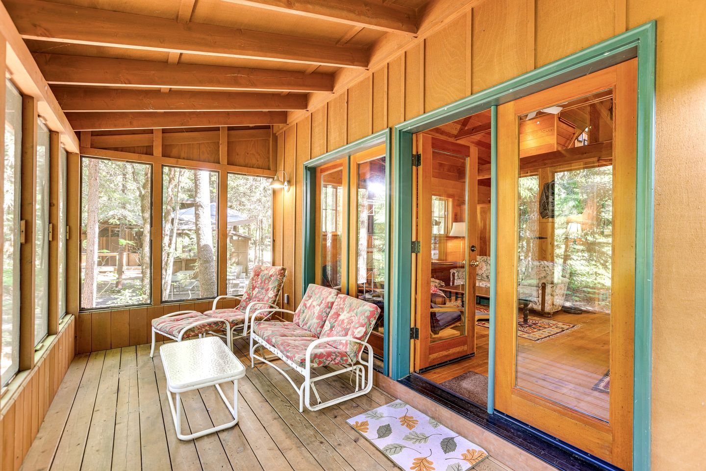 Intimate Creekfront Cabin with Private Sauna near Willamette National Forest