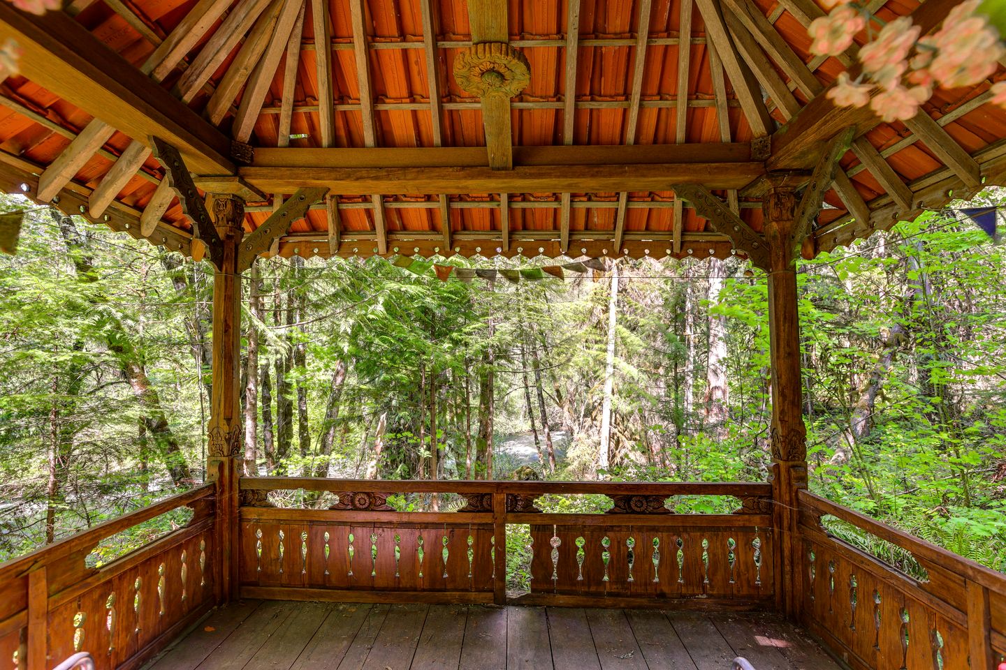 Intimate Creekfront Cabin with Private Sauna near Willamette National Forest