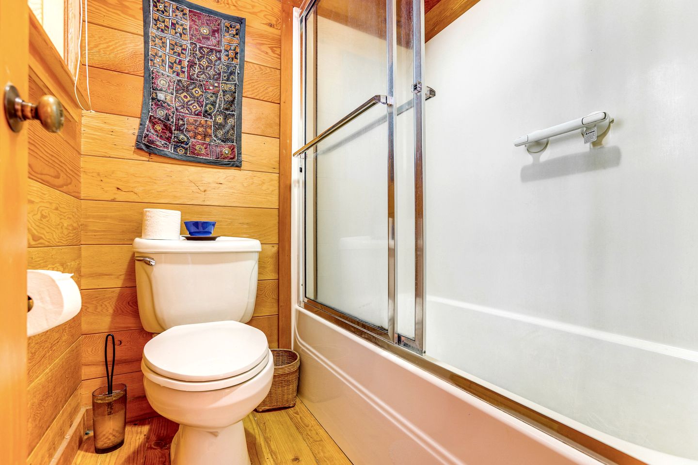 Intimate Creekfront Cabin with Private Sauna near Willamette National Forest