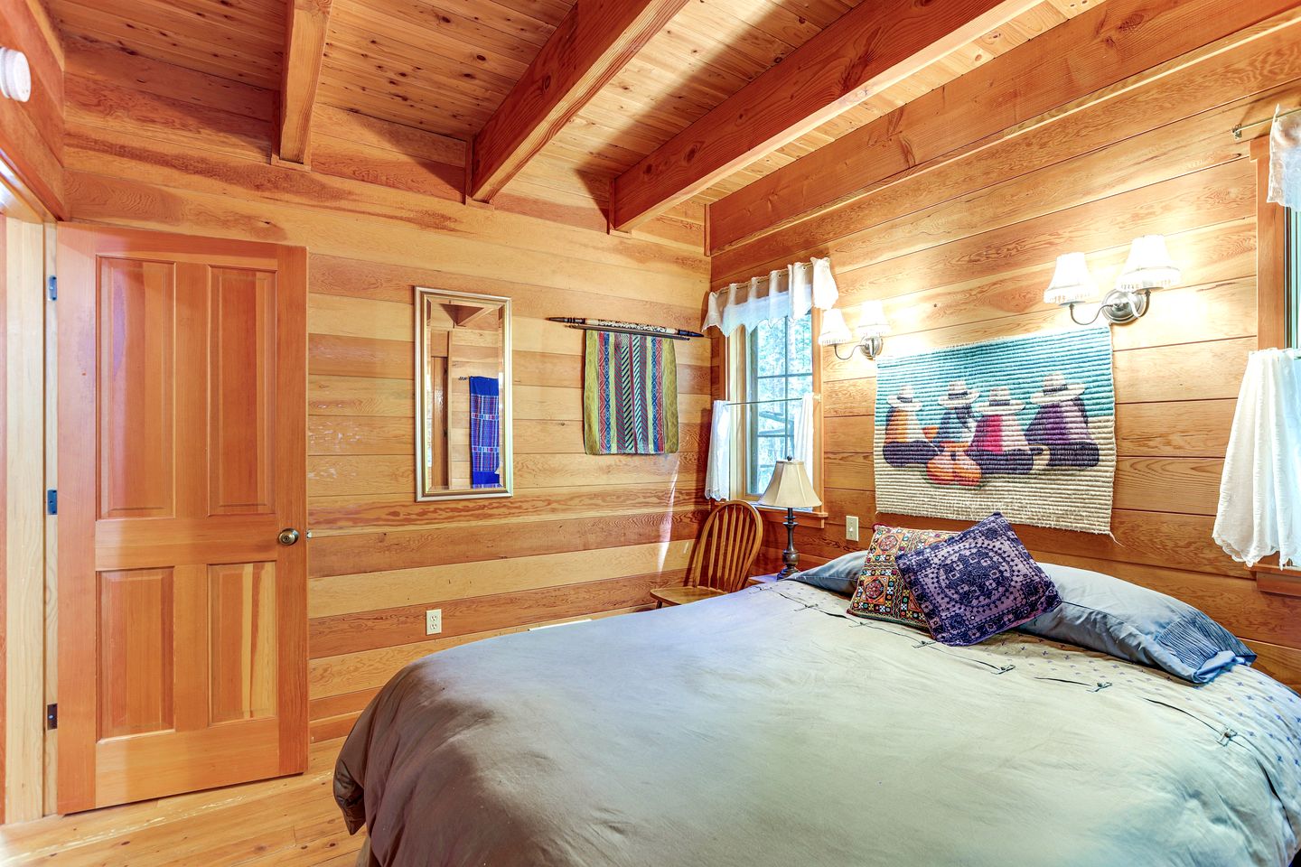 Intimate Creekfront Cabin with Private Sauna near Willamette National Forest