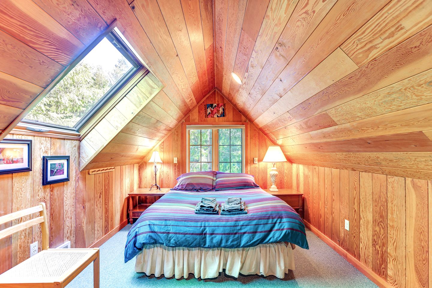 Intimate Creekfront Cabin with Private Sauna near Willamette National Forest