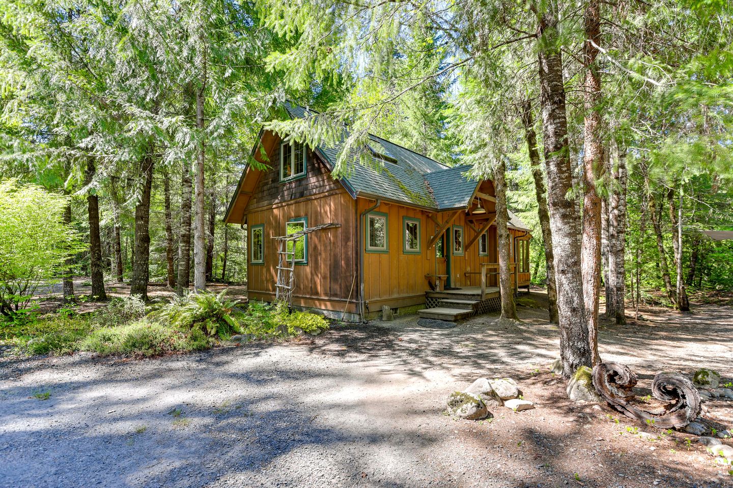 Intimate Creekfront Cabin with Private Sauna near Willamette National Forest