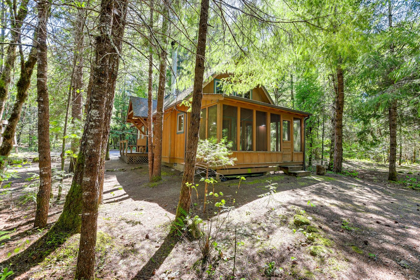 Intimate Creekfront Cabin with Private Sauna near Willamette National Forest