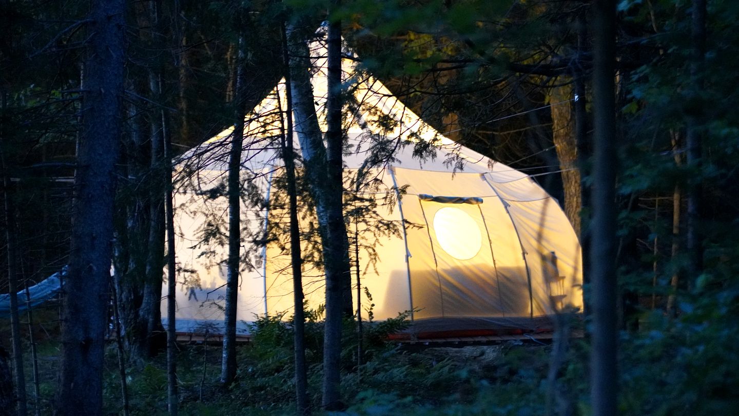 Charming Lakefront Bell Tent Perfect for a Romantic Escape in Wisconsin