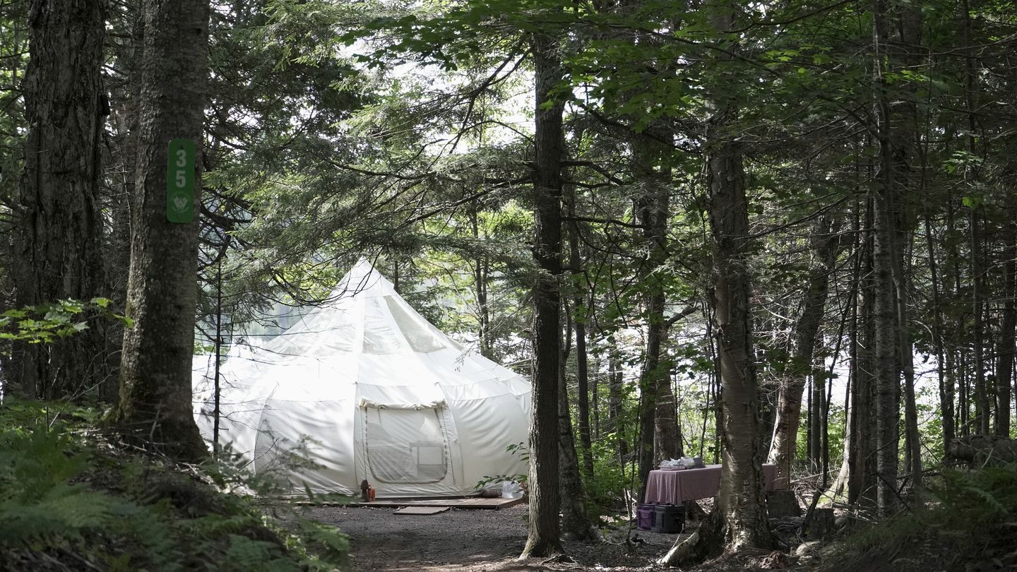 Charming Lakefront Bell Tent Perfect for a Romantic Escape in Wisconsin