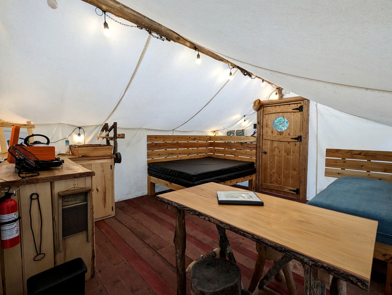 Tented Cabin near the Grand Lac Nominingue Perfect for Enjoying Nature in Quebec