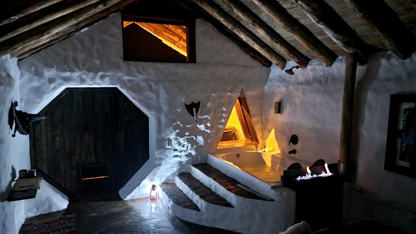Sweet Hobbit House with BBQ and Interior Bath in Colombia