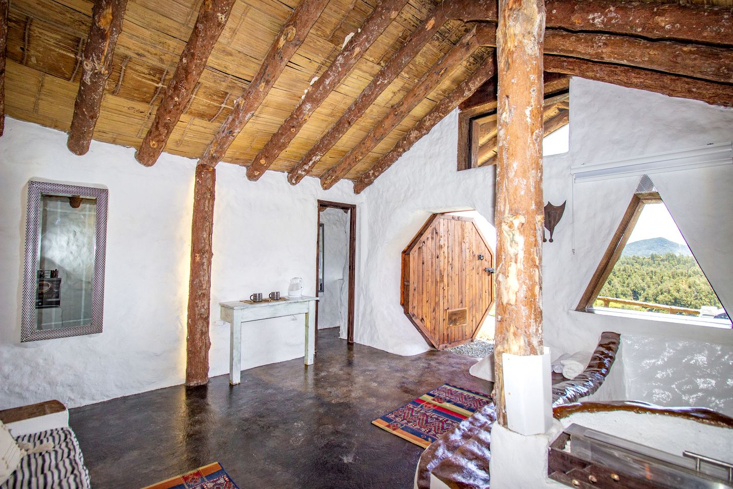 Sweet Hobbit House with BBQ and Interior Bath in Colombia