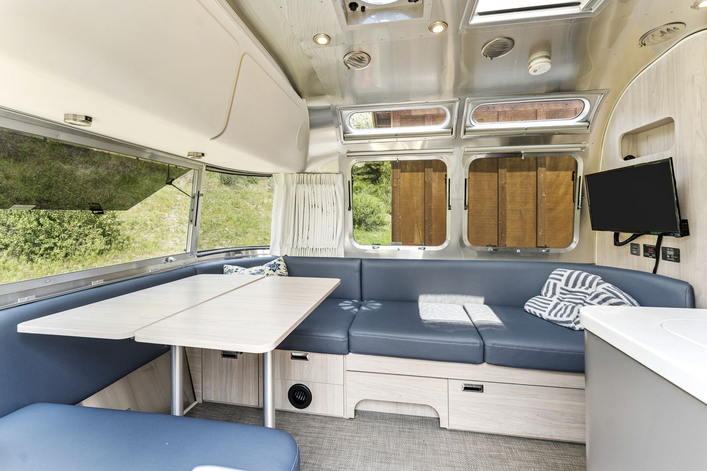 Fully-Equipped Airstream Rental for Glamping in Chelan, Washington