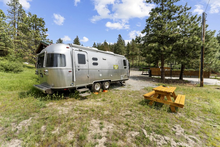 Fully-Equipped Airstream Rental for Glamping in Chelan, Washington