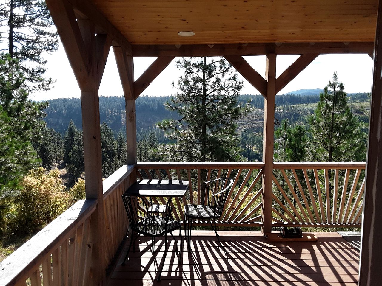 Cute Off-Grid Glamping Cabin Rental in Idaho for Relaxing Nature Getaways