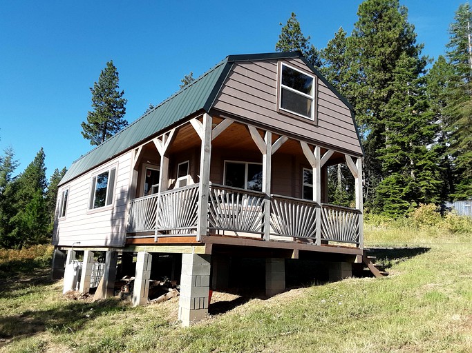 Cute Off-Grid Glamping Cabin Rental in Idaho for Relaxing Nature Getaways