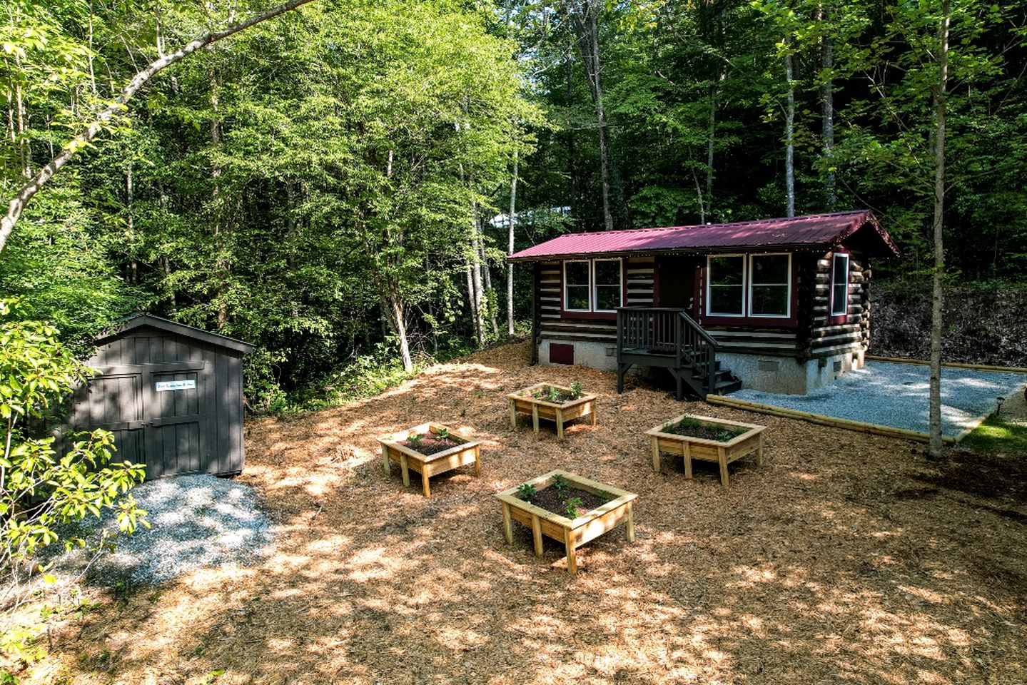 Vintage Camper Rental in Franklin for Couples Getaway in the Mountains in North Carolina