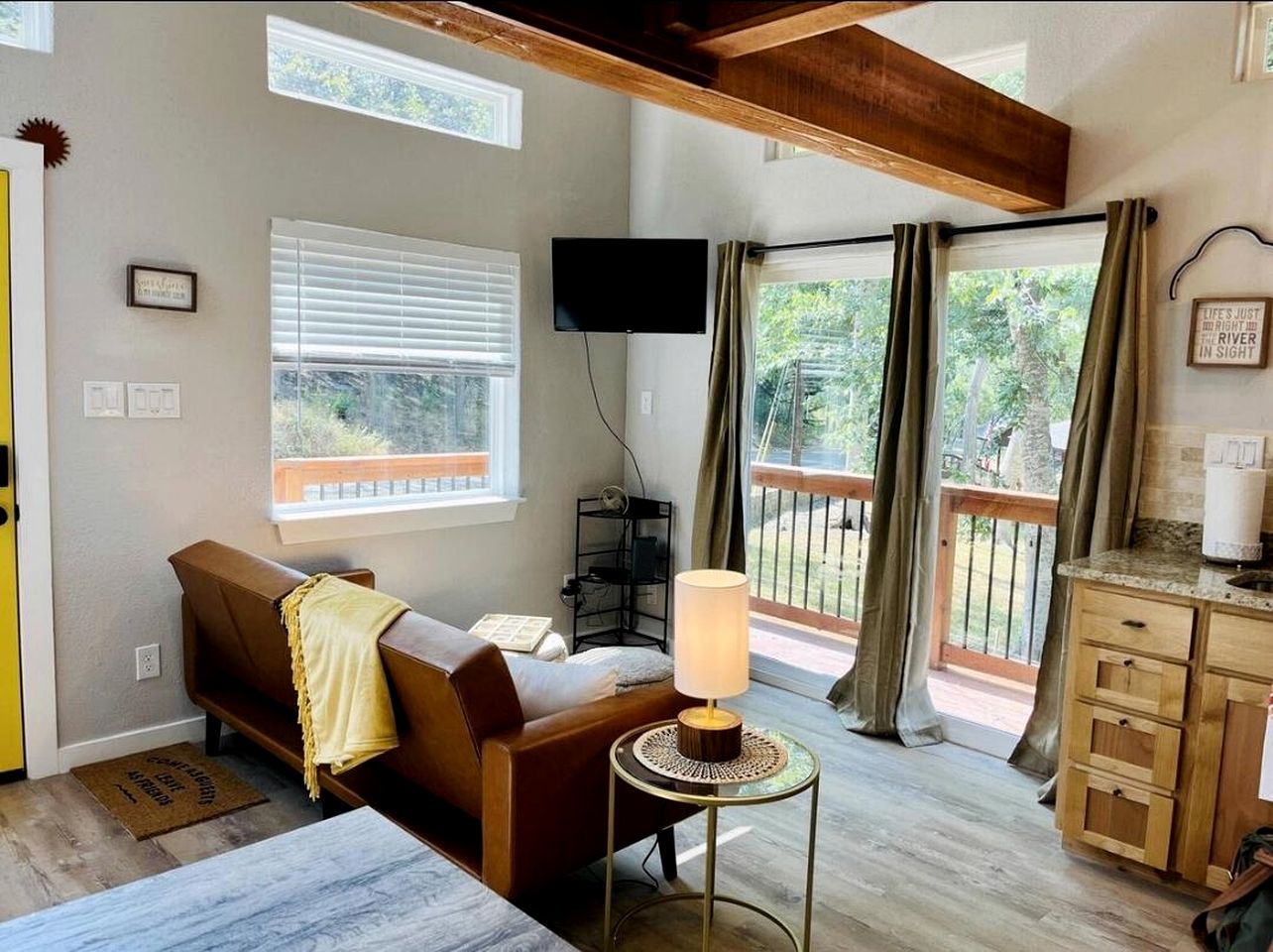 Romantic Getaways to the New Braunfels in this Fully-Equipped Tiny House in Texas